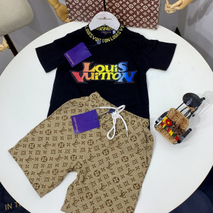 LV TOP + BROWN SHORT